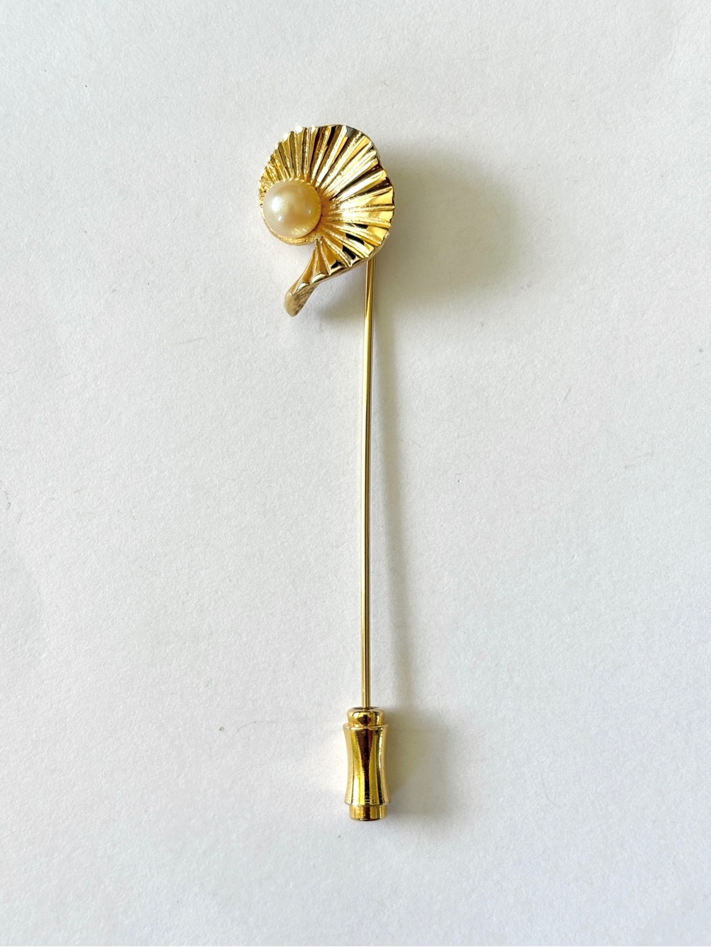 Gold tone fan shaped label pin with faux pearl center